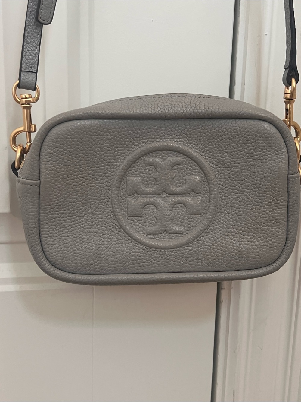 Tory Burch “Mini Miller” Light Gray Leather Crossbody Bag - Picture 3 of 12